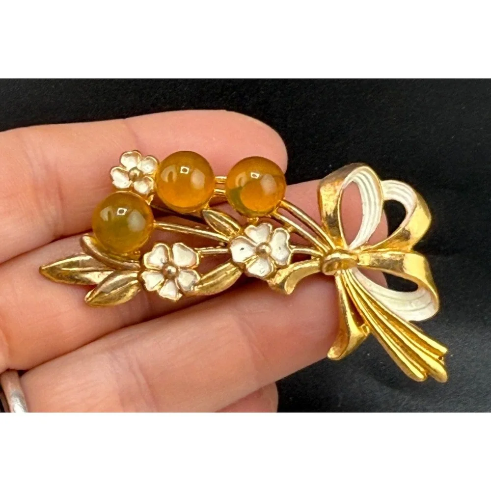 Vintage Pot Metal Brooch Lucite Beaded‎ White Enamel Bow Gold Tone Flowers